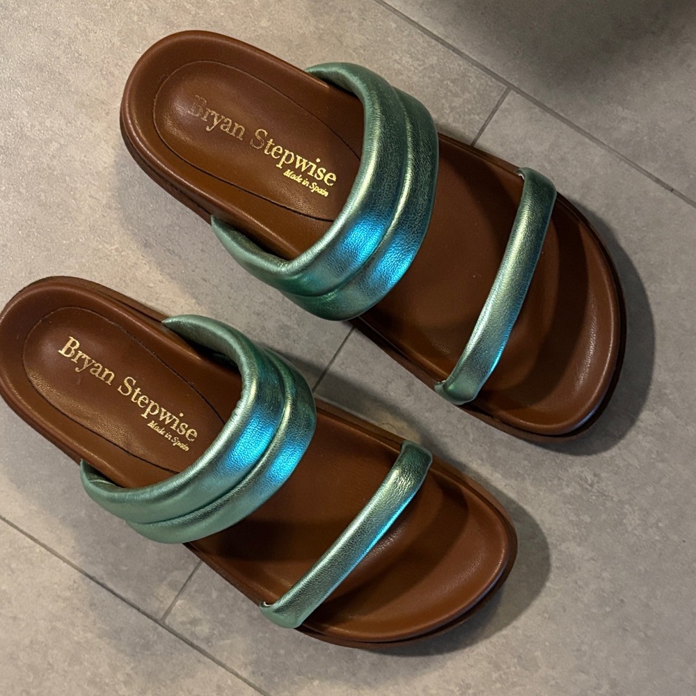Bryan Stepwise metallic green leather slide sandals made in Spain